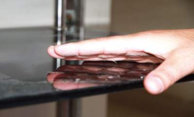 為什么不開窗桌子上也會積灰塵？