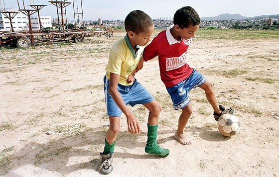 街頭小球員在練習球技