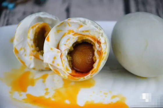 咸鴨蛋為什么會(huì)出油,咸鴨蛋的腌制方法