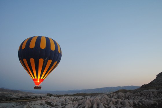 氣球為什么會飛上天,氣球里面充的什么氣體