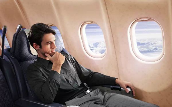 收起小桌板，調(diào)直座椅靠背