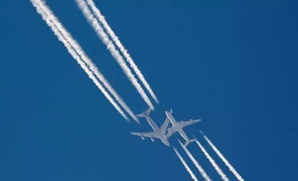 為什么飛機(jī)飛過后會(huì)留下一道白線