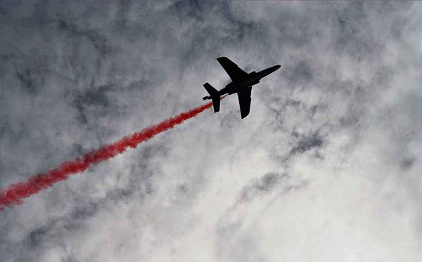 為什么飛機(jī)飛過后會(huì)留下一道白線