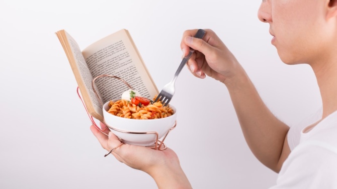 為什么吃飯的時候不能看書看手機看電視